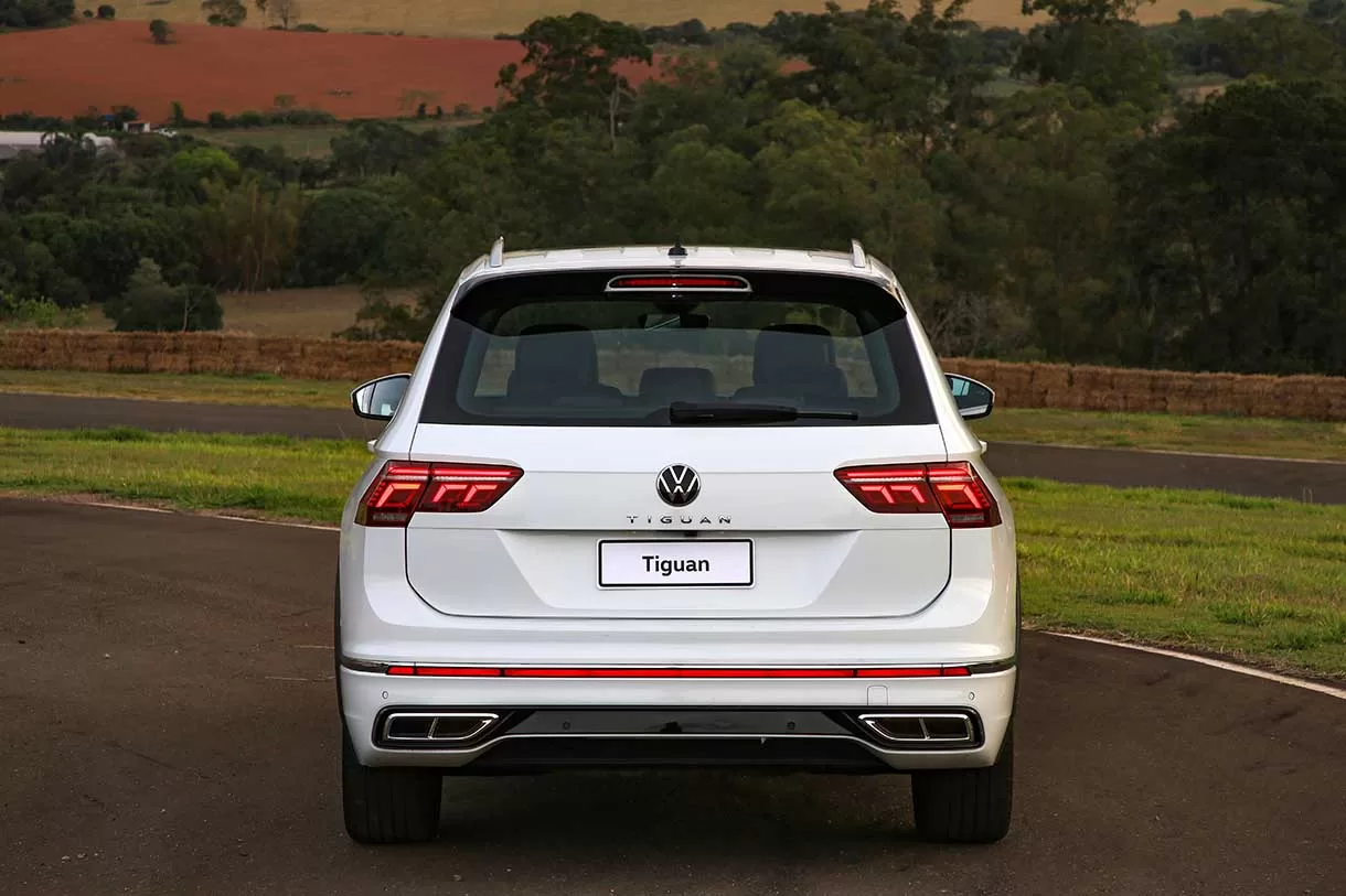 Seja para viagens em família ou para aventuras individuais, o Tiguan proporciona um equilíbrio excepcional entre potência e eficiência.