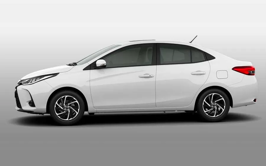 O Toyota Yaris Sedan XL custa R$ 99.490 e vem equipado com motor 1.5 de 110 cv e câmbio CVT de sete marchas, ideal para quem busca um sedan automático acessível.