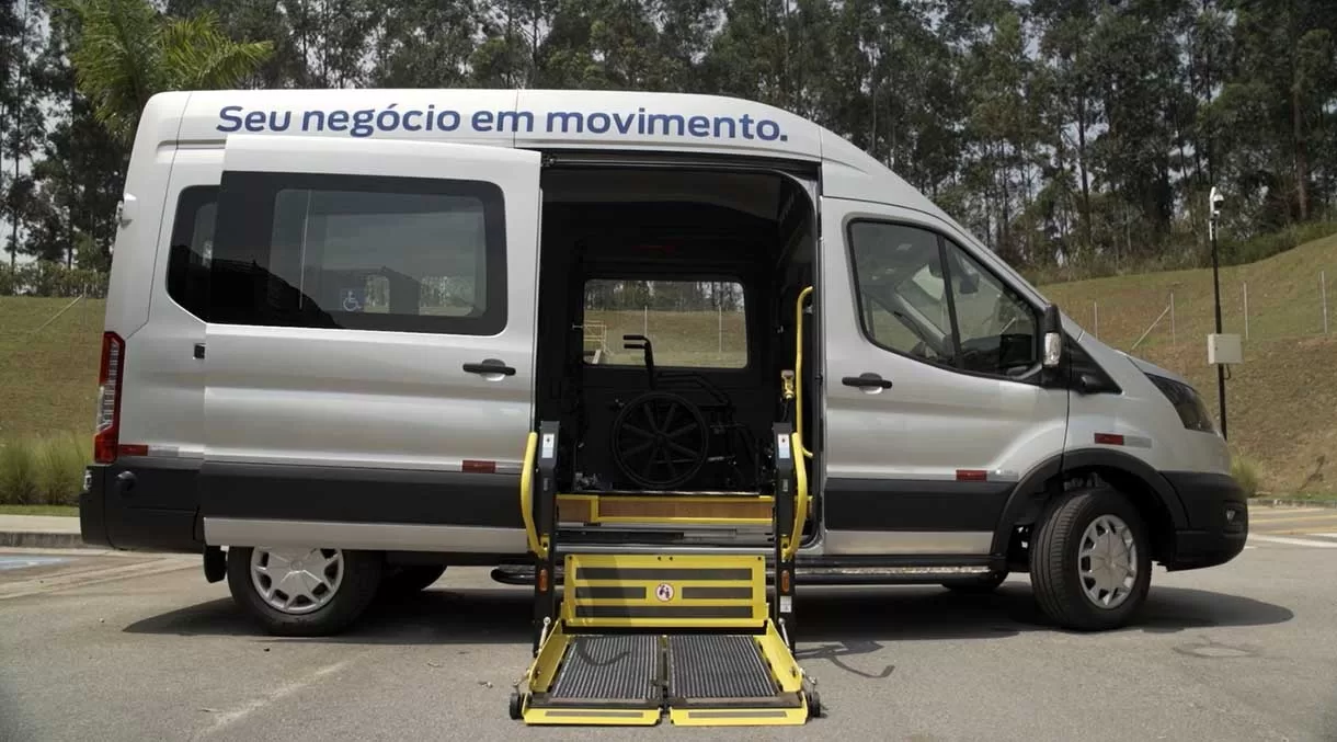 A Ford apresenta uma E-Transit 100% elétrica na Reatech Brasil 2023, projetada para acessibilidade.