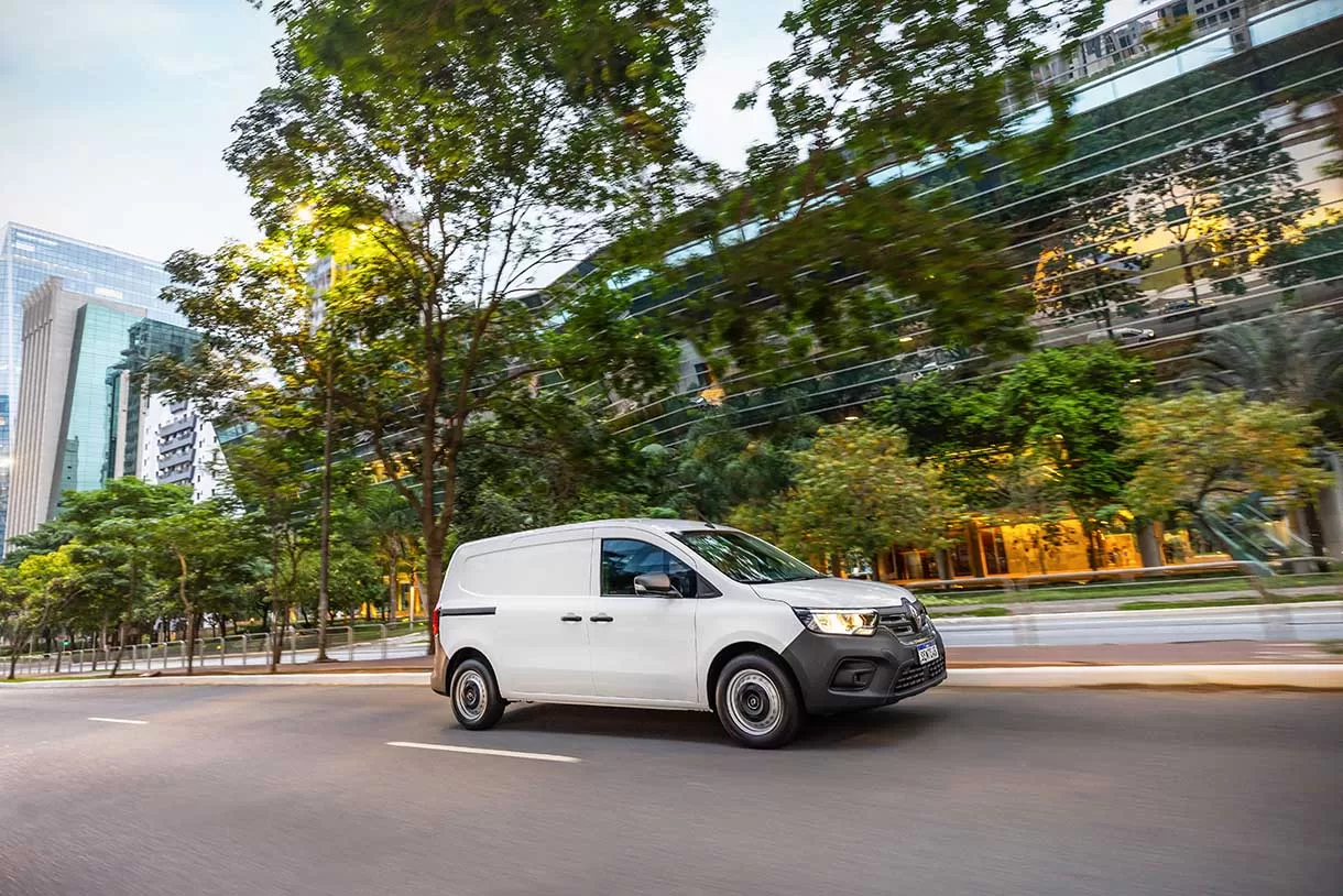 O Kangoo E-Tech oferece uma entrega ágil e 100% elétrica para empresas que buscam reduzir o impacto ambiental e economizar custos.