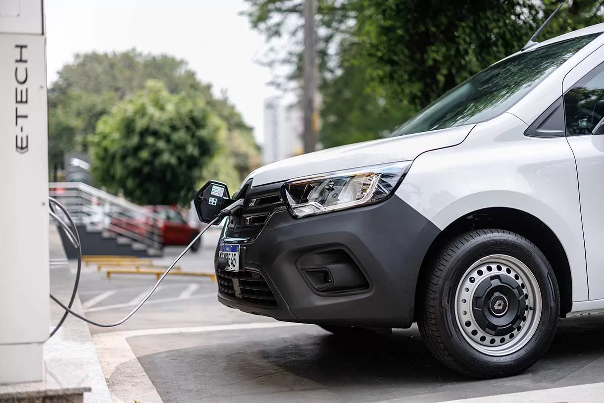 A Renault lançou o Kangoo E-Tech, o primeiro veículo comercial elétrico do Brasil, marcando seu pioneirismo no setor e seu compromisso com a sustentabilidade.