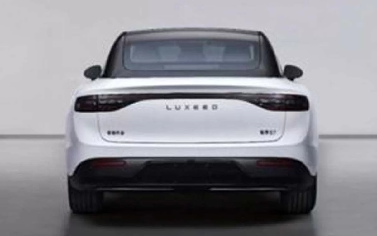 O Luxeed S7 é um sedan elétrico resultado da parceria entre Chery e Huawei, projetado para competir com o Tesla Model S. Ele se destaca por utilizar a plataforma E0X e a tecnologia Huawei ADS 2.0 para condução autônoma.