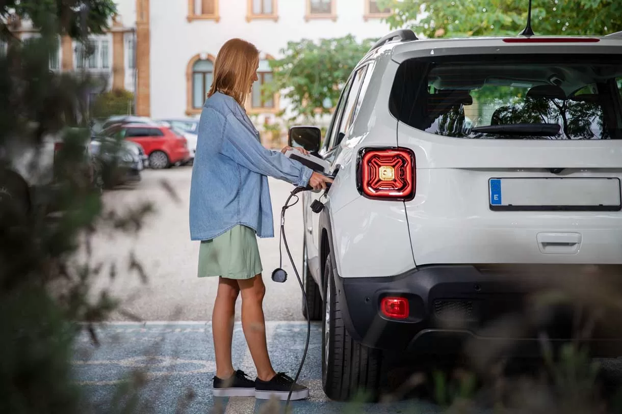 O uso de carregadores ultrarrápidos nos EUA se torna assunto de discussão à medida que donos de carros elétricos mais antigos são proibidos de usá-los.