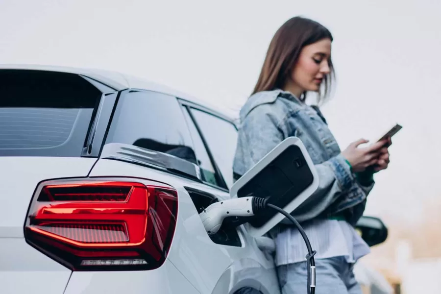 Querem proibir carros elétricos antigos de usem carregadores rápidos