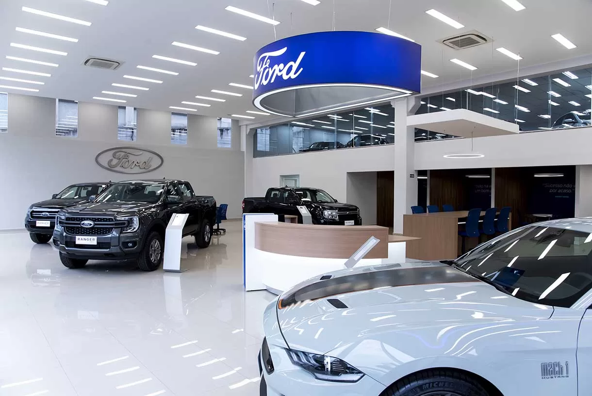 A concessionária Sinal em Alphaville segue o padrão global de arquitetura da marca Ford Signature, focando em oferecer uma experiência transparente aos clientes.