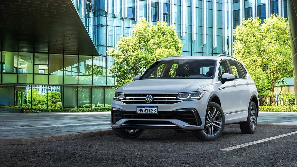 A Volkswagen lança o novo Tiguan Allspace R-Line 2023 com atualizações impressionantes no design exterior, incluindo faróis LED e detalhes esportivos.