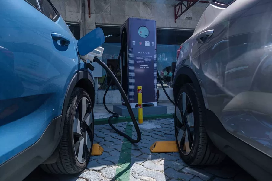 A Volvo Car Brasil completou 35 instalações de eletropostos rápidos, planejando mais de 100 pontos para cobrir todo o país e facilitar o uso de veículos elétricos em longas distâncias.