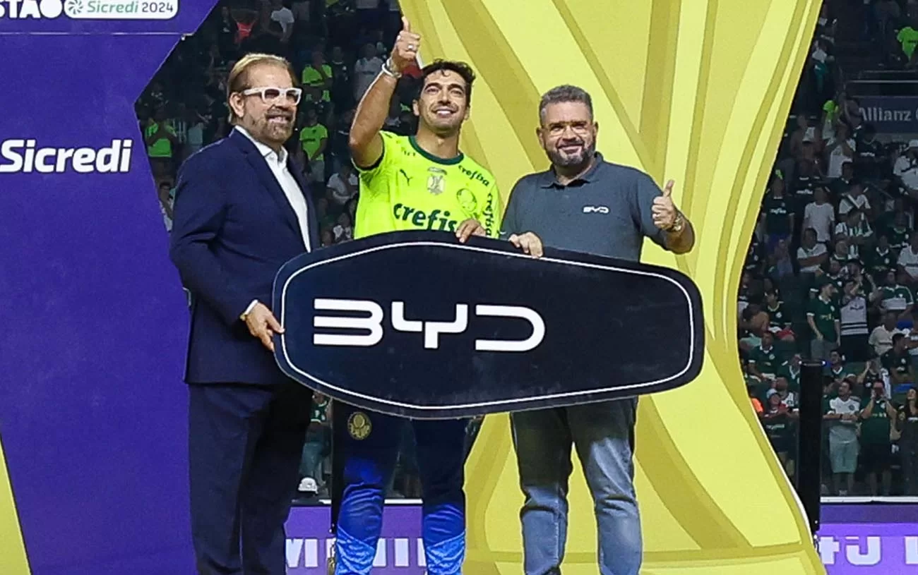 O técnico do Palmeiras, Abel Ferreira, recebe a chave de um BYD pelo título do Paulistão 2024 (Divulgação/Palmeiras)