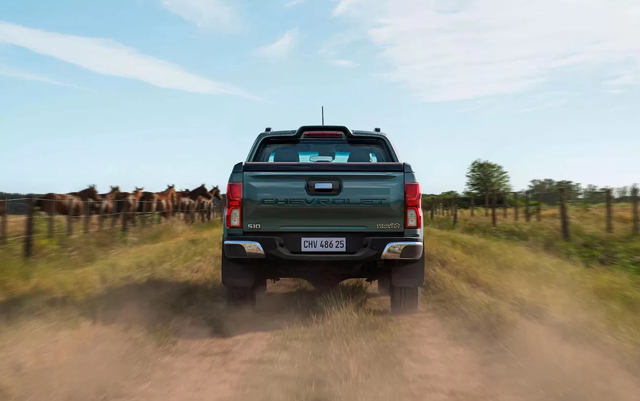 Segurança: Equipada com uma série de recursos avançados, como freios ABS, airbags frontais, laterais e de cortina, controle de estabilidade e tração, garantindo segurança para motorista e passageiros.