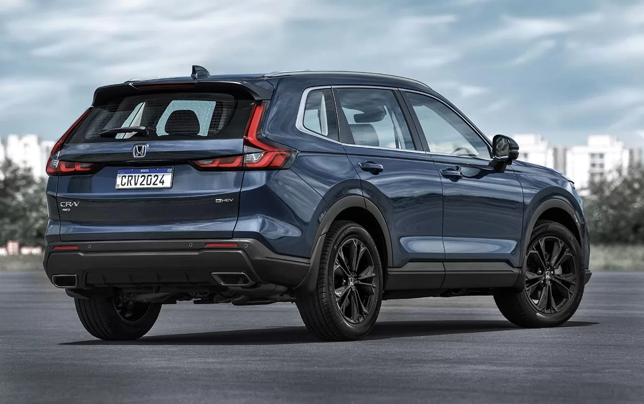 Medidas: Comprimento de 4706 mm, largura de 1866 mm, altura de 1691 mm e um peso total de 1819 kg, dimensões que equilibram espaço e manejo.