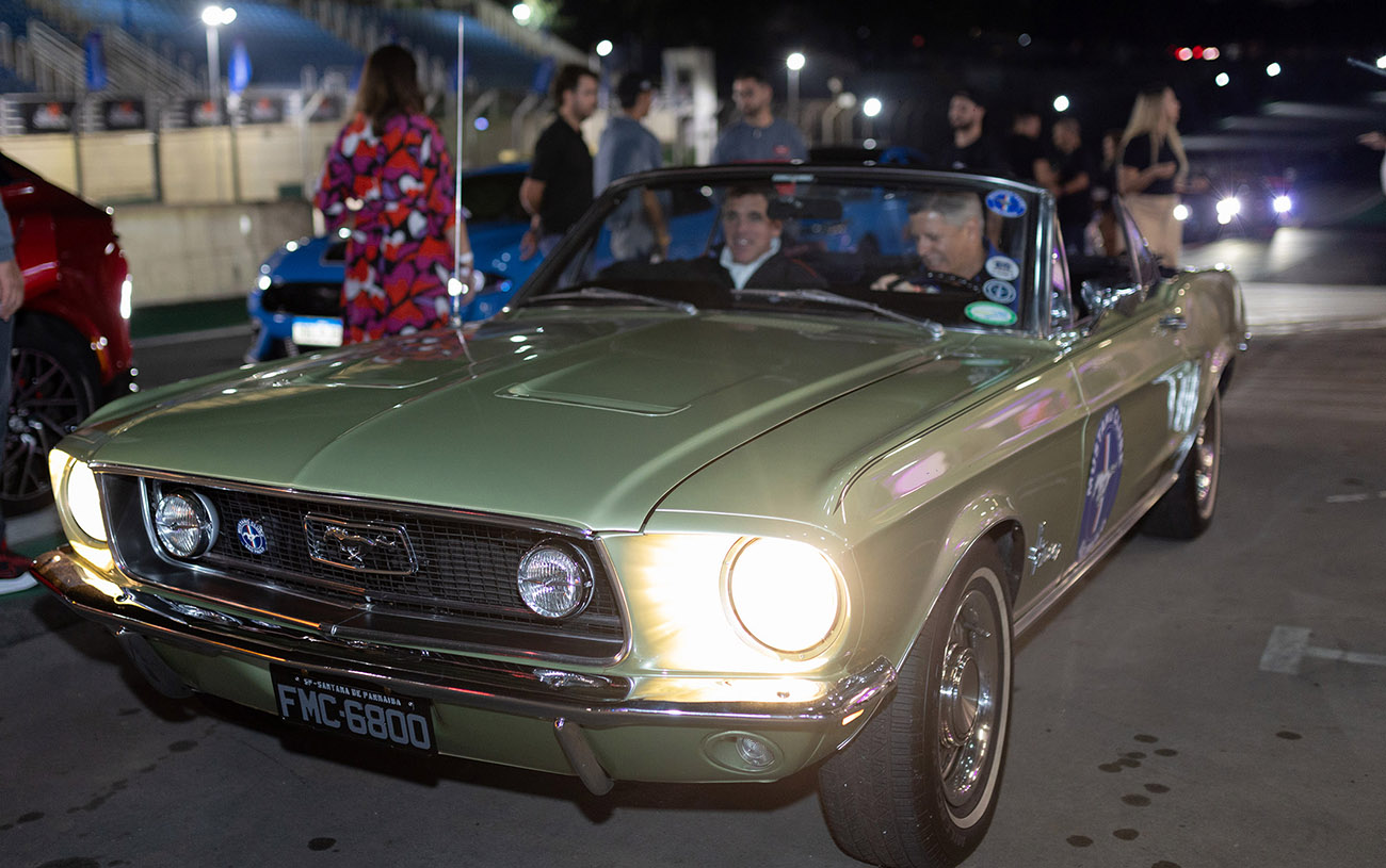 Ford celebra 60 anos do Mustang em Interlagos com desfile histórico. Mais de 400 carros participaram do evento.