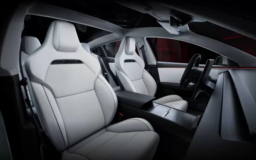 Internamente, o carro tem acabamento em fibra de carbono no painel e bancos similares ao Tesla Model S Plaid, equipados com sistemas de aquecimento e resfriamento.