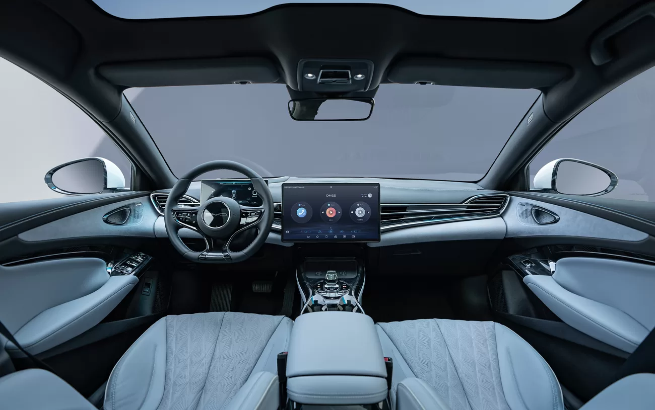O pacote reúne oito airbags, frenagem automática, controle adaptativo, câmera 360 graus e assistências para permanência e mudança de faixa.