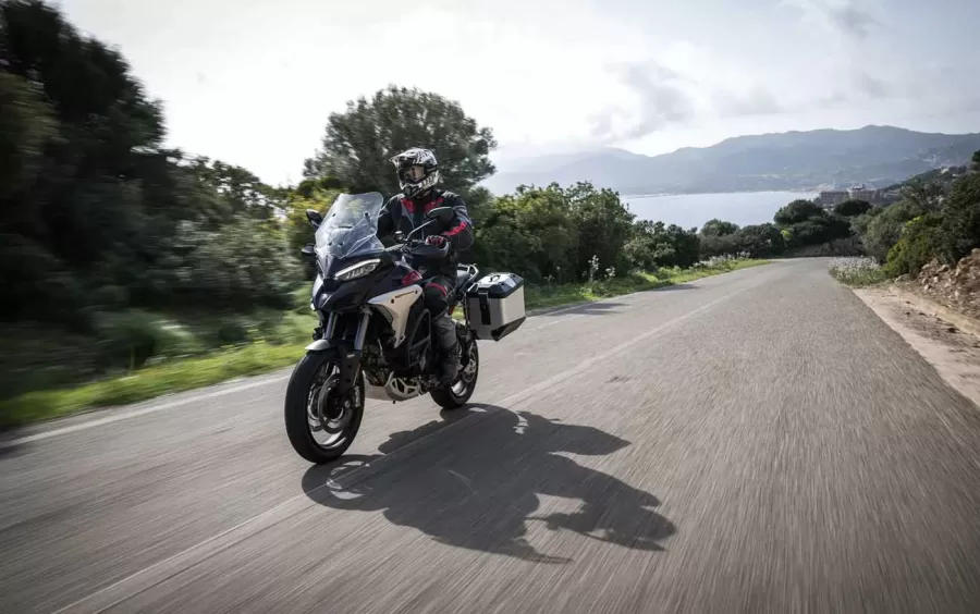 Equipada com tecnologias como radares dianteiro e traseiro, controle de cruzeiro adaptativo e alerta de ponto cego, a moto visa aumentar a segurança.