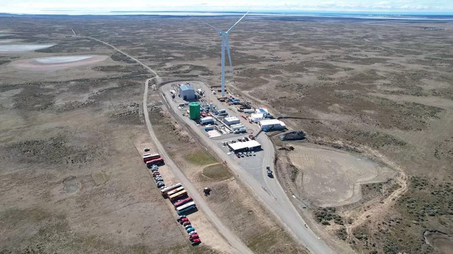 O eFuel é inicialmente produzido como eMetanol, que depois é transformado em gasolina sintética, utilizando processos que maximizam a eficiência energética.