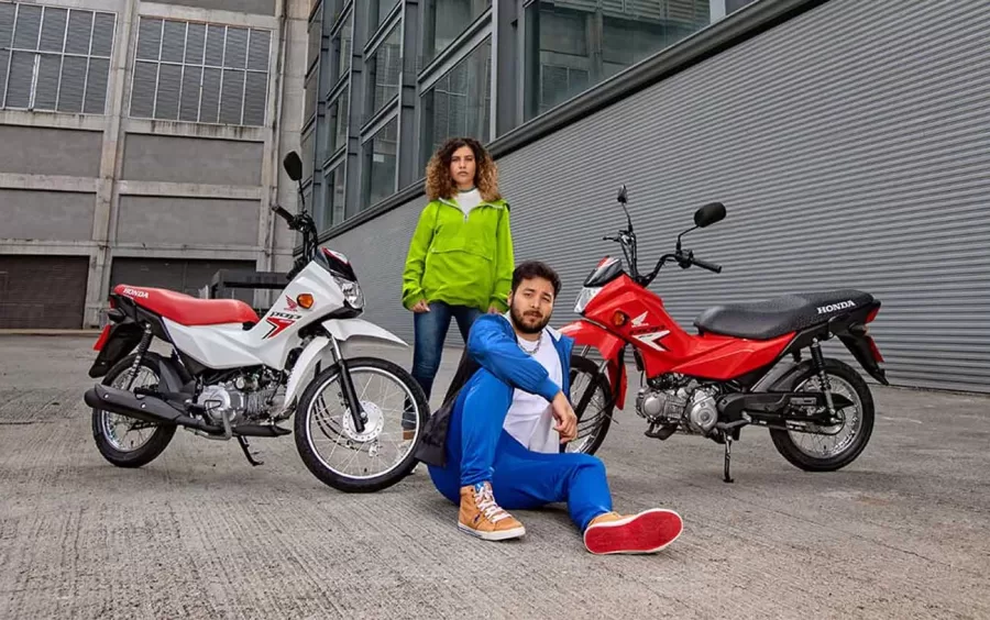 A versão 2025 da Honda Pop 110i ES apresenta um motor renovado, com ajustes que aumentam a eficiência do combustível e atendem às normativas ambientais.