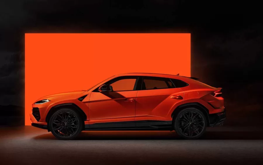 O Urus SE possui um motor V8 de 4.0 que produz 620 cv e um motor elétrico de 192 cv. A transmissão é automática de 8 marchas. A autonomia elétrica é de cerca de 59,2 km.