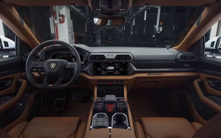 O interior do Urus SE foca em conforto e tecnologia, com painel e tela de 12,3 polegadas. As atualizações no design do veículo também buscam otimizar a aerodinâmica.