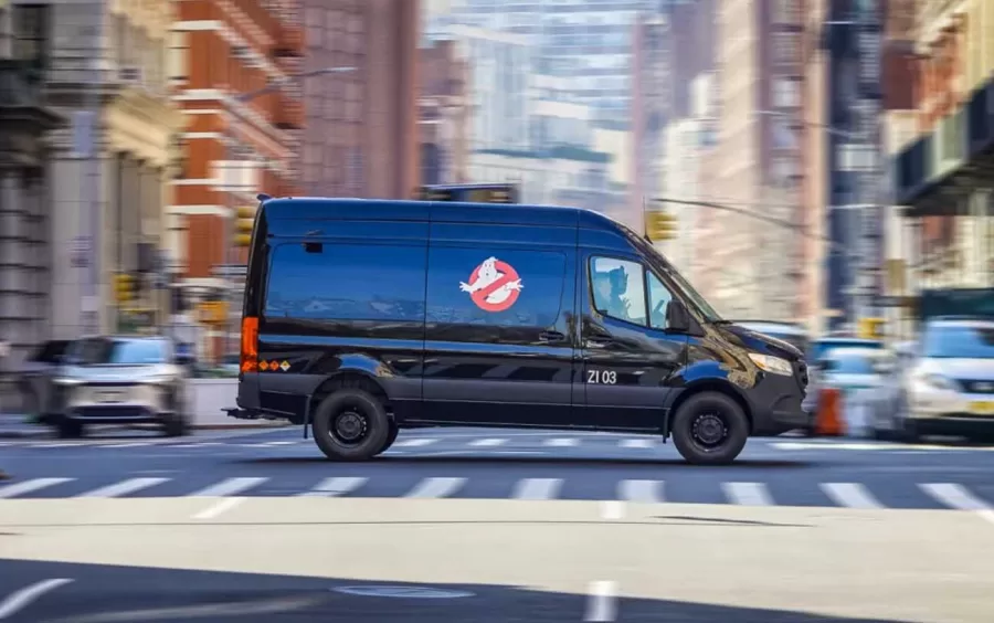 A Mercedes-Benz Sprinter desempenha um papel crucial no filme como o ECTO-Z, usado para transportar equipamentos essenciais para a caça de fantasmas, incluindo mochilas de prótons.