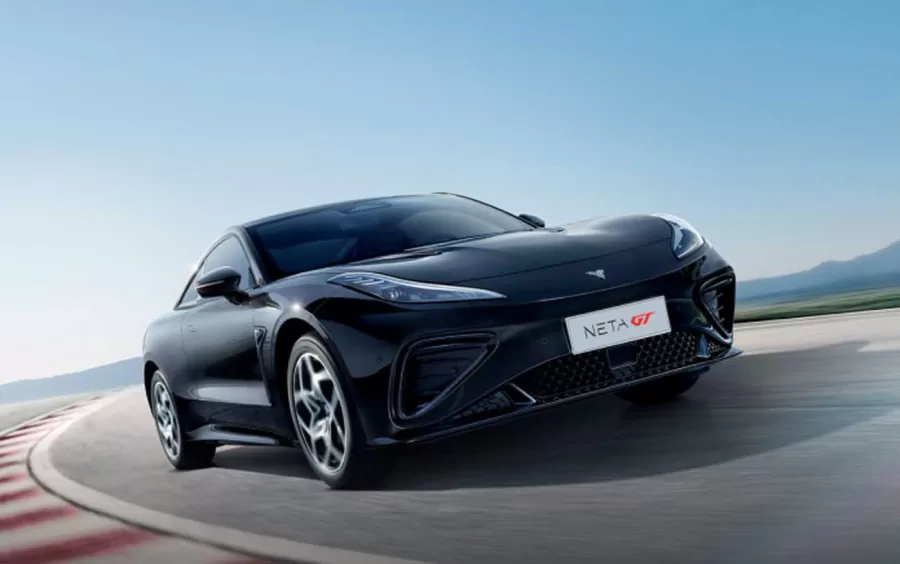 O Neta GT é focado em desempenho, com uma configuração que inclui 462 cv de potência e capacidade de aceleração de 0 a 100 km/h em 3,7 segundos.
