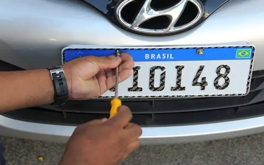 No Brasil, a introdução das placas padrão Mercosul começou em 2018, tornando-se obrigatória em 2021. Esta padronização visa facilitar a circulação e a fiscalização de veículos entre os países do Mercosul.