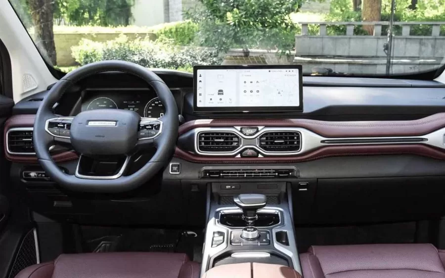 Equipada com tecnologias de segurança avançadas, a RD6 inclui múltiplos airbags, sistemas de assistência à condução e alerta de colisão.