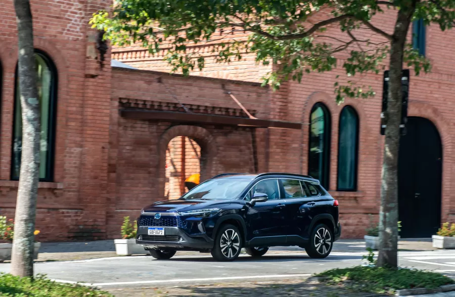 As versões XR, XRE e XRX atendem diferentes níveis de conforto e tecnologia, o GR-S foca no estilo esportivo e as híbridas XRV e XRX garantem economia no uso urbano.