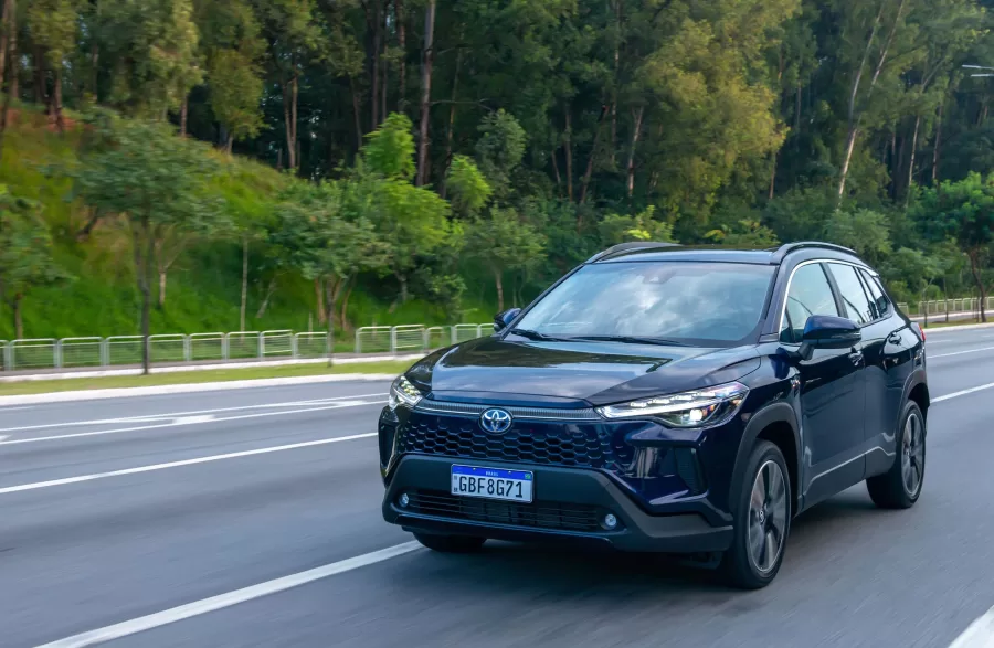 SUV híbrido médio com 122 cv, indicado para famílias que buscam equilíbrio entre economia de combustível, conforto e tecnologia no dia a dia urbano e em viagens.