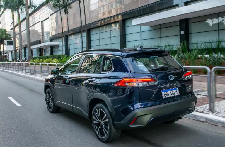 Toyota Corolla Cross XRX Hybrid 1.8 2025: Preço, Ficha técnica, Consumo, Equipamentos e Fotos; SUV híbrido faz até 17,7 km/l na estrada e tem autonomia de 637 km, ideal para longas viagens
