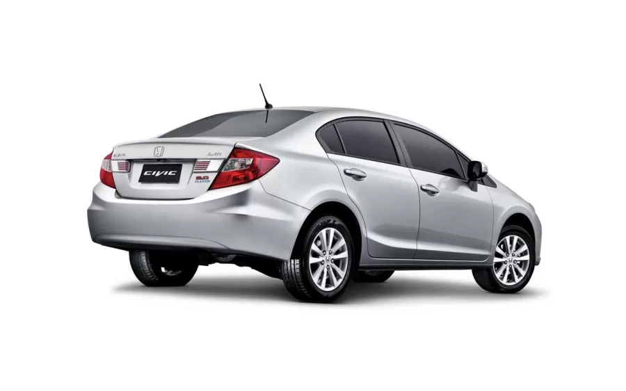 Entre os pontos negativos estão o consumo elevado no etanol, o câmbio automático de 5 marchas defasado e custos altos de manutenção.