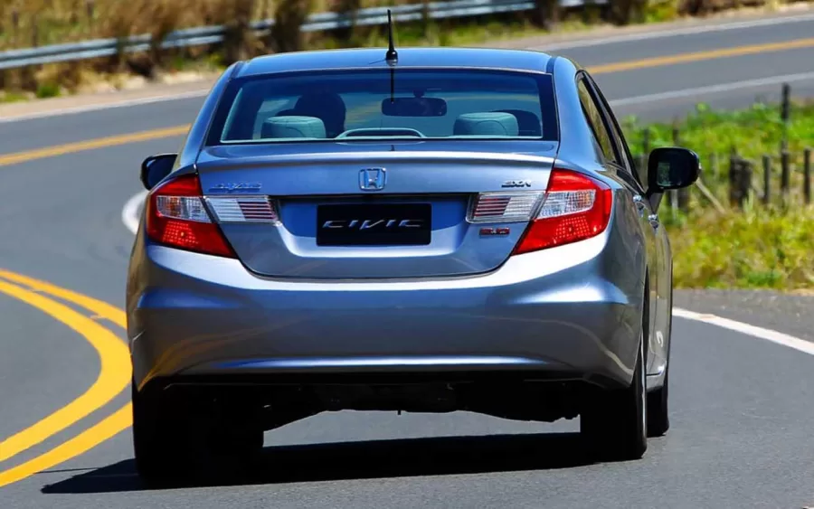 Na cidade, o consumo é de 6,5 km/L (E) e 9,2 km/L (G). Em estrada, alcança 9,4 km/L (E) e 12,8 km/L (G), garantindo autonomia segura.