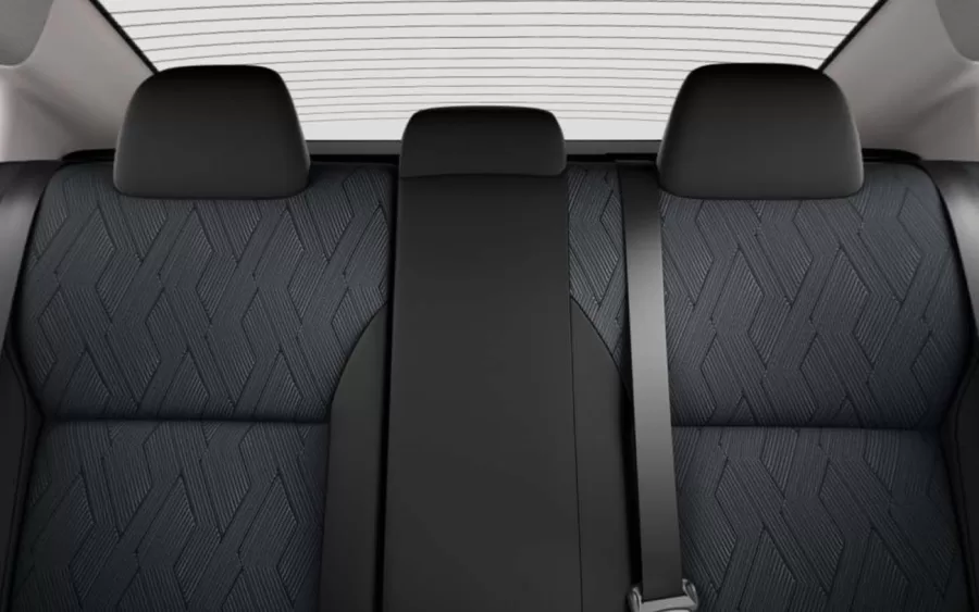 O interior do Versa é espaçoso e funcional, com ajustes simples que facilitam a vida do motorista e conforto para todos os passageiros.