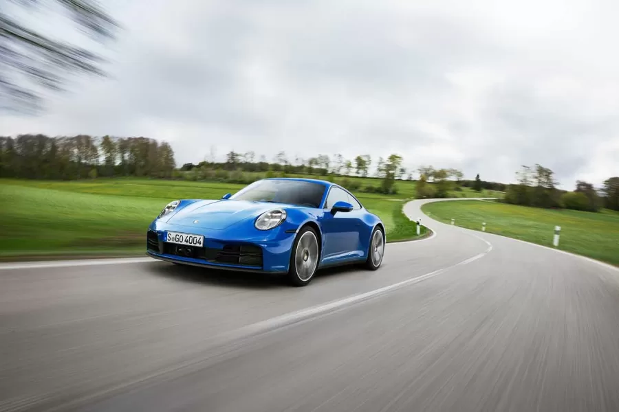 O 911 Carrera recebeu um motor boxer biturbo de 3,0 litros reformulado, entregando 394 cv e torque de 450 Nm. O 911 Carrera Coupé acelera de zero a 100 km/h em 4,1 segundos.