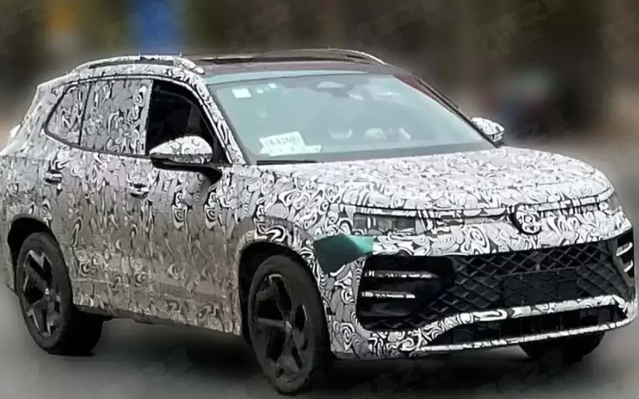 O Volkswagen Tiguan Allspace, fabricado pela SAIC-VW, foi flagrado durante testes na China. Chamado de Tiguan L, o modelo estava camuflado, mas algumas mudanças visuais puderam ser notadas.