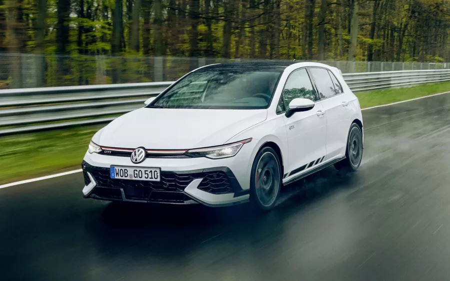 Na parte frontal, o GTI Clubsport tem novo painel, faróis atualizados e emblema iluminado. Na traseira, spoiler no teto, novas lanternas e escapamentos simples. Rodas de 19 polegadas são opcionais.