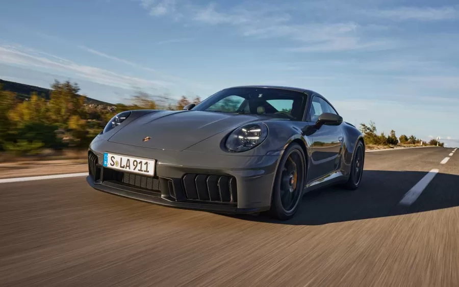 O 911 Carrera GTS possui um motor boxer de seis cilindros de 3,6 litros, combinado com um turbocompressor elétrico e um motor elétrico adicional, gerando 541 cv e torque de 610 Nm.