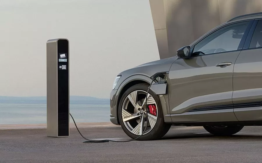 Audi e SAIC colaboram em nova plataforma exclusiva de carros elétricos para o mercado chinês. Três modelos serão lançados em 2025 para atender a demanda local.