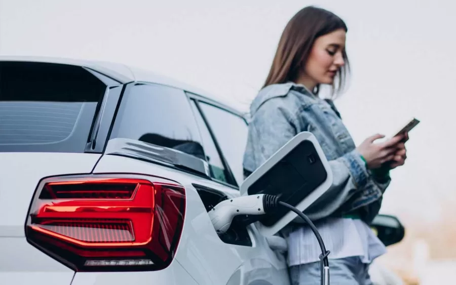 Enquanto o mercado de carros elétricos continua a crescer e a evoluir, as seguradoras estão se adaptando para oferecer produtos que atendam às necessidades específicas desses veículos.