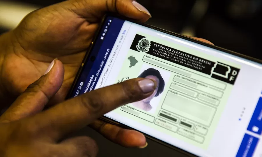 A Carteira Digital de Trânsito é um aplicativo desenvolvido pelo Departamento Nacional de Trânsito (Denatran) em parceria com o Serviço Federal de Processamento de Dados (Serpro) que permite aos motoristas brasileiros terem acesso a versões digitais de documentos relacionados ao trânsito. (Marcello Casal Jr / Agência Brasil)
