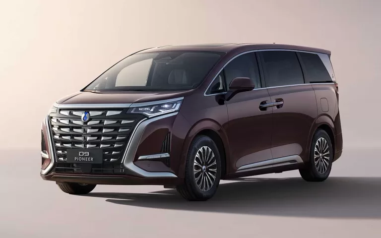 BYD lançará marca de luxo Denza no Brasil com lojas próprias em 2025