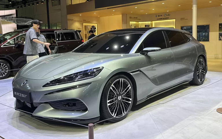 BYD cutuca BMW e Mercedes com chegada da Denza no Brasil e promete mexer no bolso de quem ama luxo