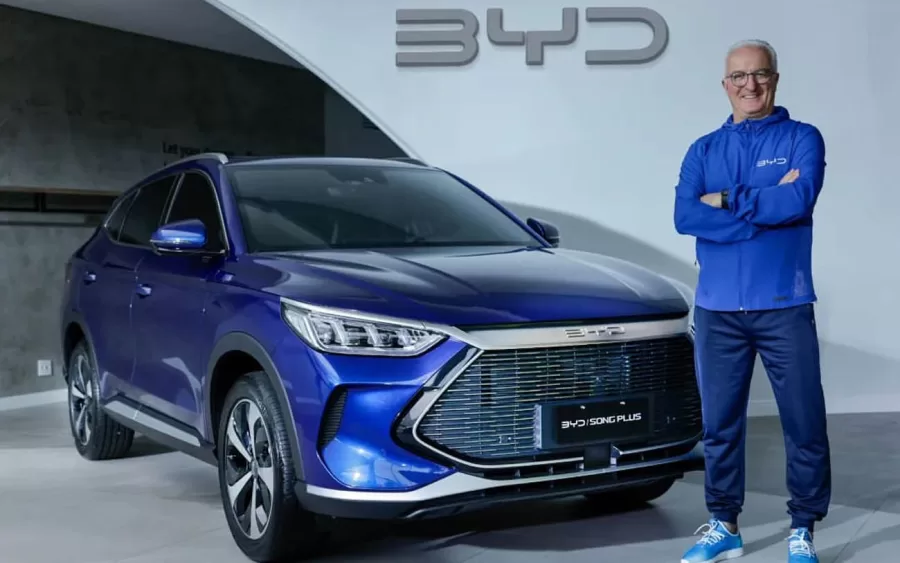 Dorival escolheu o modelo 100% elétrico BYD Yuan Plus para usar em sua nova função. O veículo tem conceitos de inteligência, eficiência, segurança e design, com uma autonomia de 294 km.