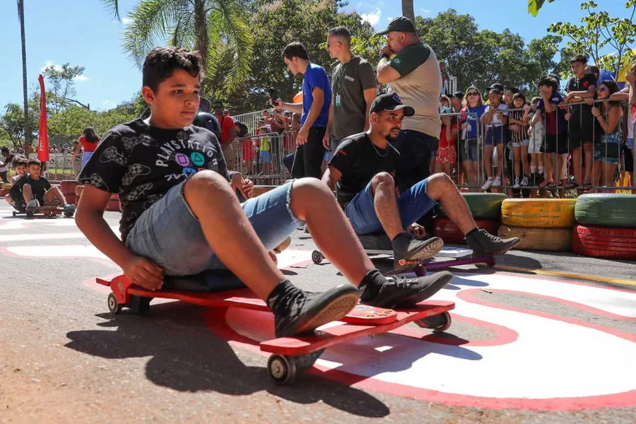 Diversas ações educativas de trânsito foram programadas, incluindo a inauguração de uma rampa de descida após desfile de viaturas e carrinhos temáticos.