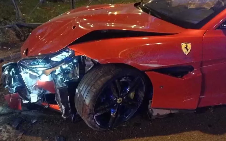 O atacante Dyego Sousa, que joga pelo Alcorcón na segunda divisão da Espanha, enfrentou um incidente envolvendo sua esposa. Ela dirigia uma Ferrari Portofino.