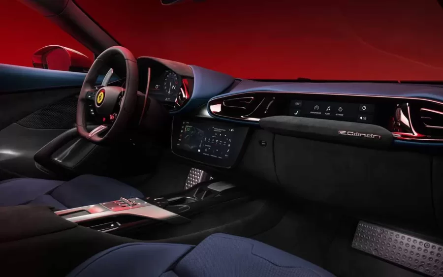 Materiais como Alcantara com poliéster reciclado são usados no interior, refletindo o compromisso da Ferrari com a sustentabilidade. Um teto de vidro tingido melhora a sensação de espaço.