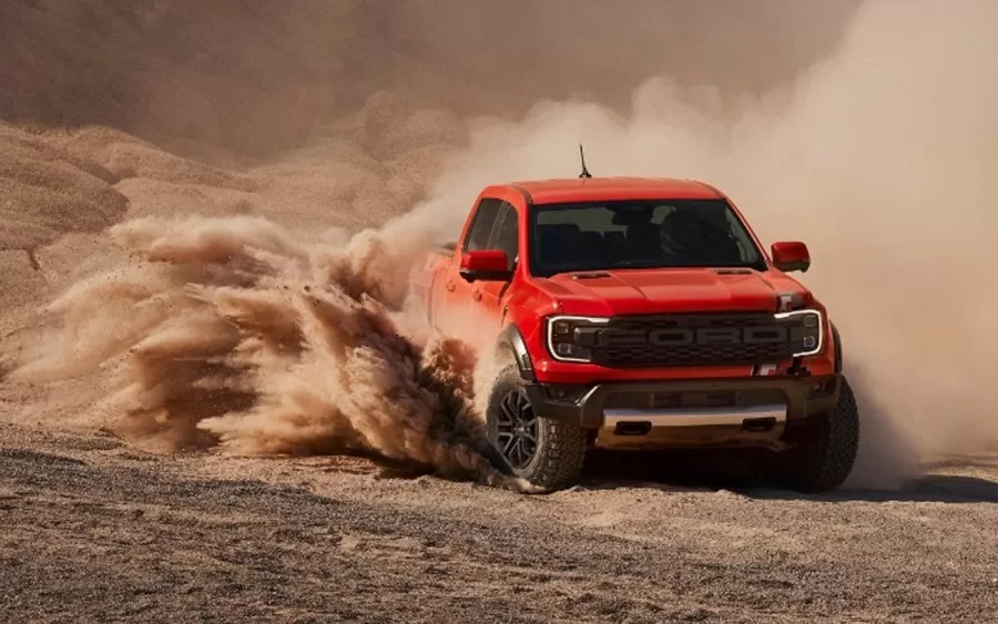 Estruturas reforçadas em áreas como a coluna C e o para-choque garantem resistência ao off-road, enquanto a suspensão de longo curso oferece conforto e segurança em alta velocidade.