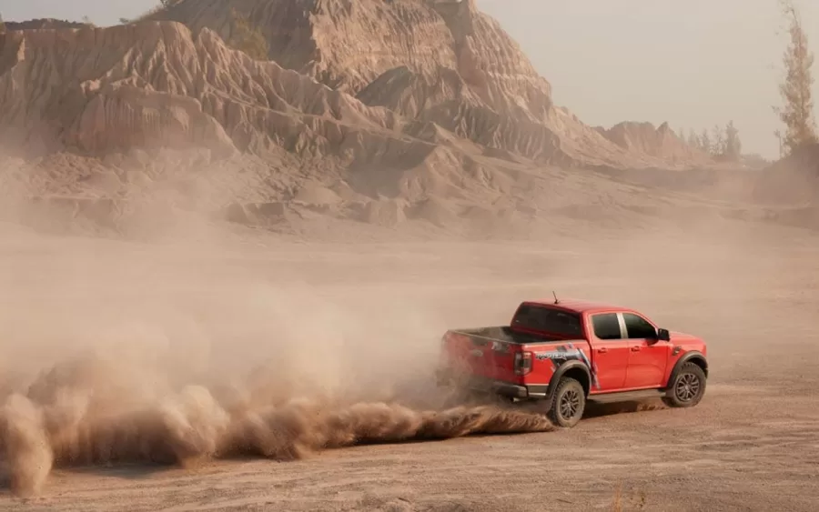 A Ford Ranger Raptor é equipada com motor V6 biturbo de 3,0 litros, que gera 289 cavalos de potência. Esse desempenho permite enfrentar terrenos acidentados com segurança e estabilidade.