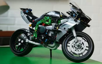 Kawasaki Ninja H2R vira Lego
