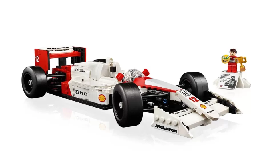 O conjunto LEGO Icons McLaren MP4/4 e Ayrton Senna (10330) homenageia o carro de corrida McLaren MP4/4 usado por Ayrton Senna em 1988.