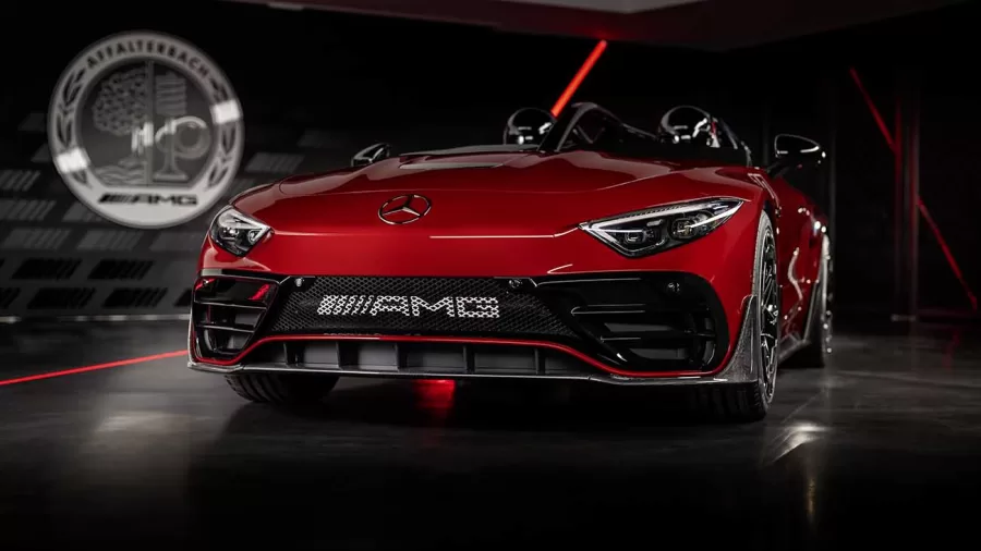 O design do Mercedes-AMG PureSpeed Concept é uma combinação de elementos inspirados em veículos lendários e inovações modernas. A silhueta baixa do carro é complementada por partes visíveis de fibra de carbono.